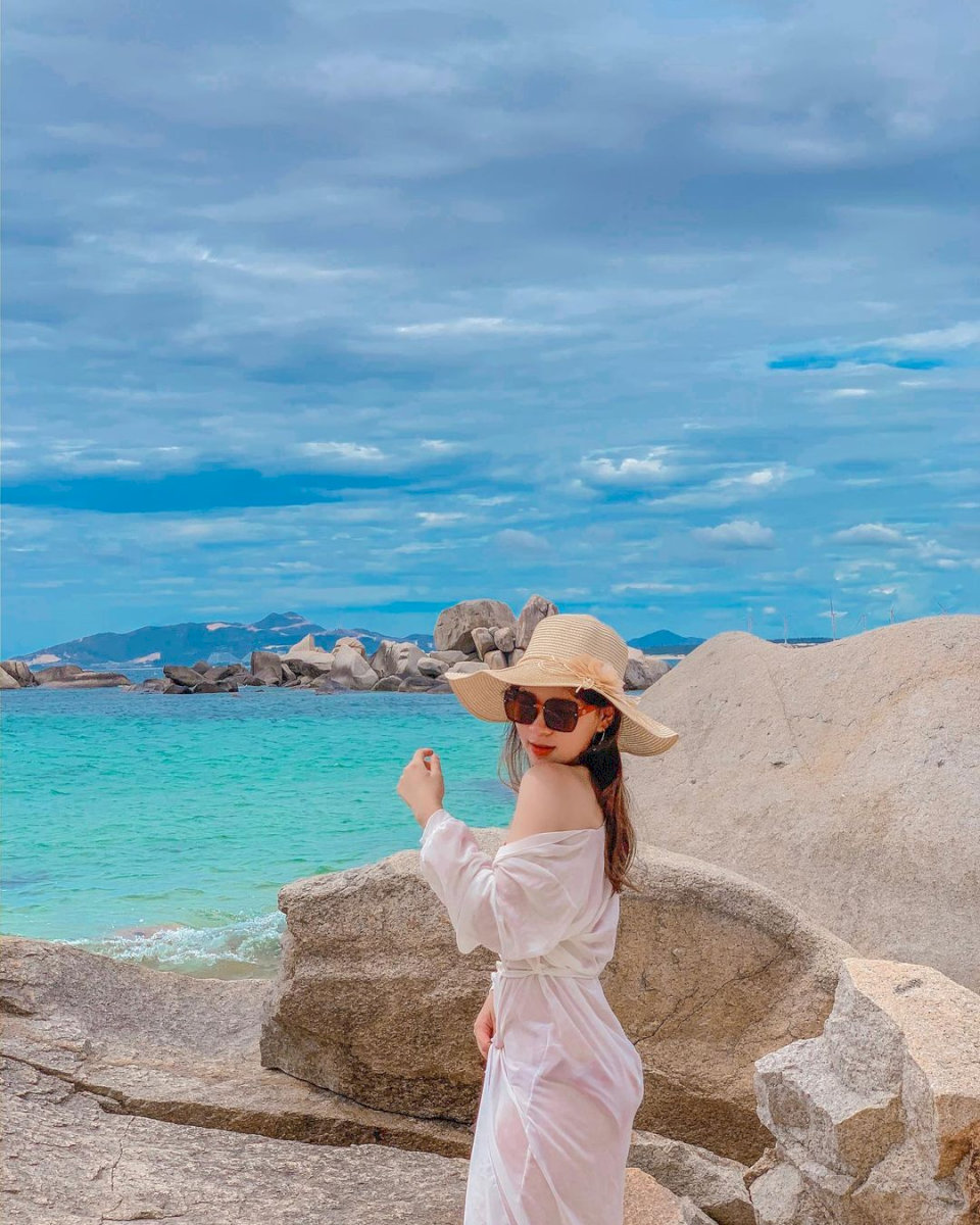 Visitors check in with the romantic and picturesque scenery at Hon Kho Beach